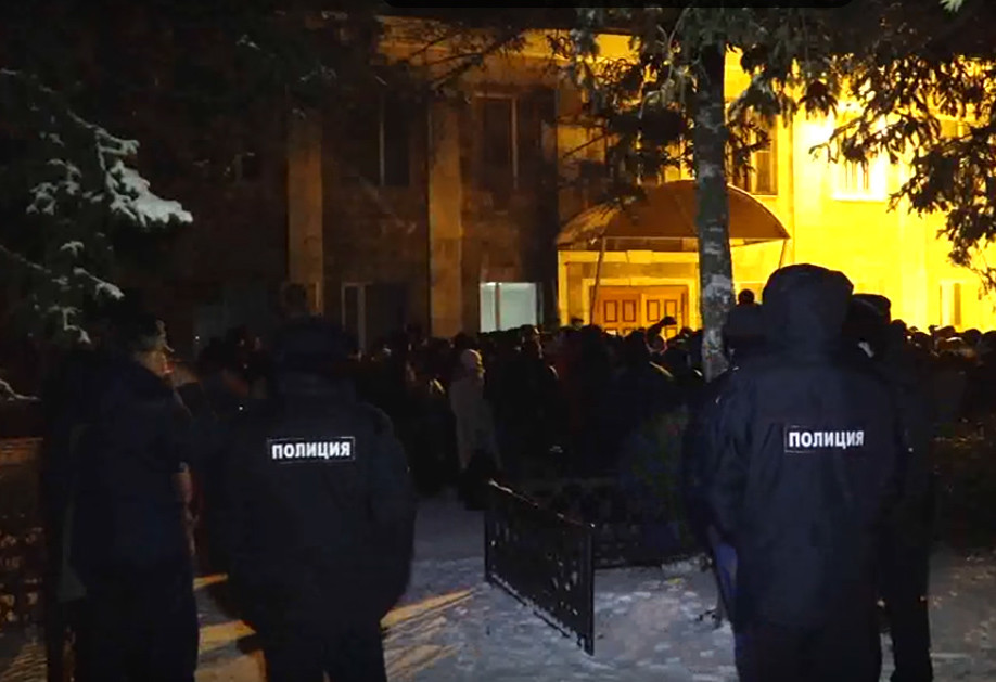 Оцепление полицией шахтоуправление предприятия «Кингкоул», 19 декабря 2016. Кадр: Youtube