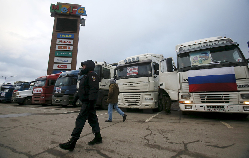 «Сход дальнобойщиков», протестующих против системы оплаты «Платон» у торгового центра «Мега» в Химках. Фото: Maxim Shemetov / Reuters