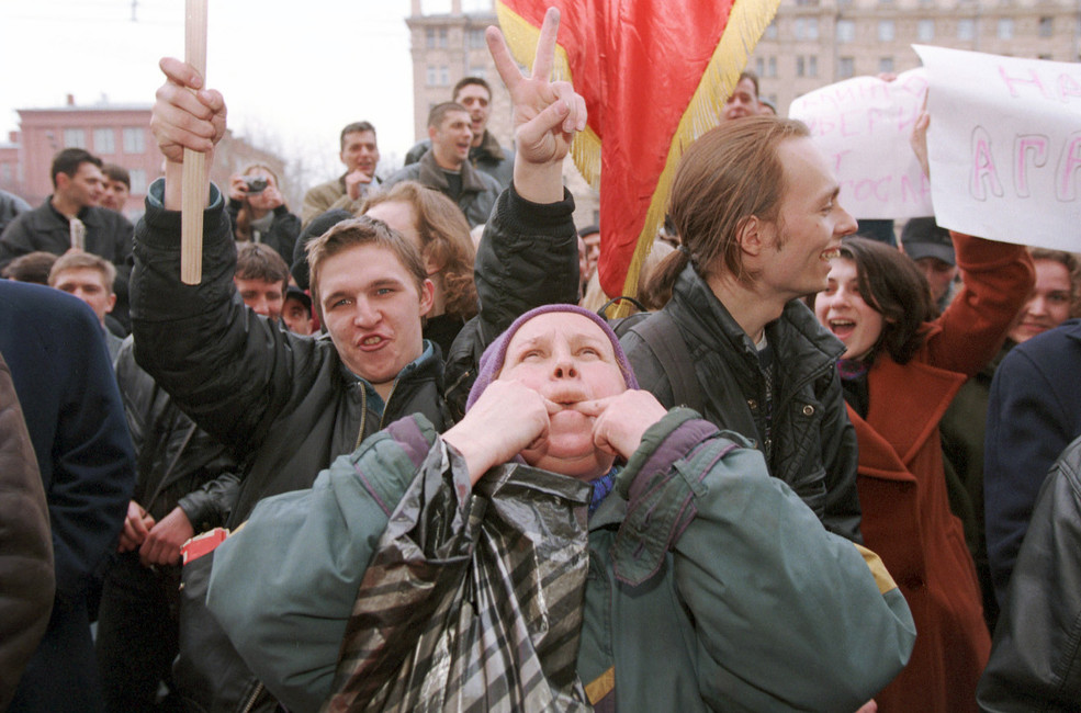 Протест у Американского посольства, против начала бомбардировки войсками НАТО населенных пунктов Сербии, 25 марта 1999 года. Фото: Павел Кассин / Коммерсантъ