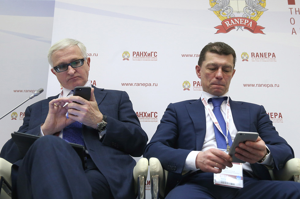 Президент Российского союза промышленников и предпринимателей Александр Шохин и министр труда и социальной защиты РФ Максим Топилин (слева направо) во время VIII Гайдаровского форума. Фото: Валерий Шарифулин / ТАСС