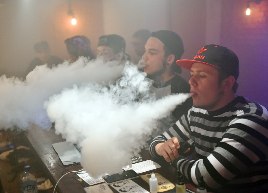 Посетители бара VapeStation. Фото: Анатолий Жданов / Коммерсантъ