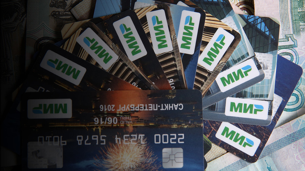 В 2018 году всех бюджетников переведут с Visa и Mastercard на карты «Мир»