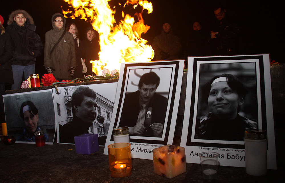 Во время акции памяти убитых адвоката Станислава Маркелова и журналиста «Новой газеты» Анастасии Бабуровой. Санкт-Петербург, 20 января 2009. Фото: Елена Пальм / ТАСС
