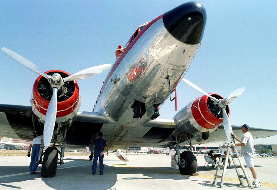 Douglas DC-3. Фото: Sam Mircovich / Reuters
