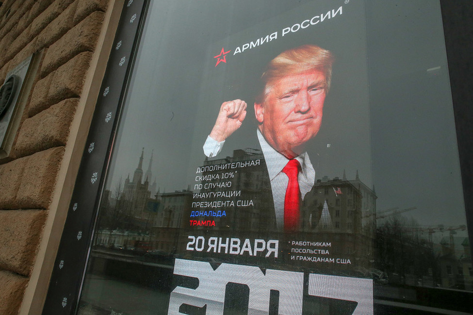 Баннер в витрине магазина «Армия России» на Новинском бульваре. Фото: Владимир Гердо / ТАСС