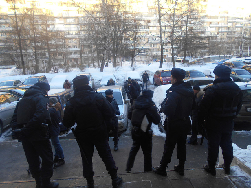 Сотрудники полиции около здания трудовой инспекции, 20 января 2017. Фото: rwp.ru