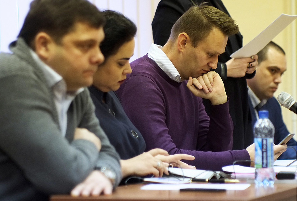 Предприниматель Петр Офицеров, адвокат Петра Офицерова Светлана Давыдова, оппозиционер Алексей Навальный и адвокат Алексея Навального Вадим Кобзев (слева направо) во время заседания Ленинского суда по делу о хищении имущества компании «Кировлес», 4 декабря 2016. Фото: Александр Бахтин / ТАСС