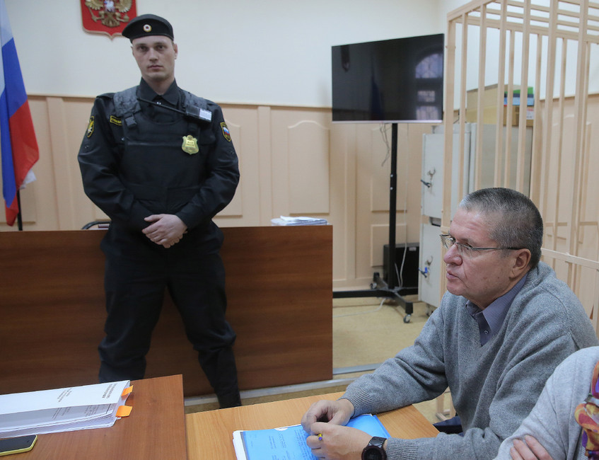 Алексей Улюкаев в Басманном суде. Фото: Сергей Савостьянов / ТАСС
