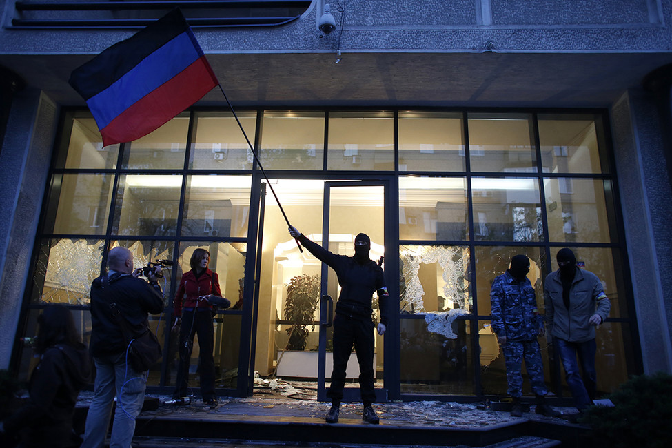 Одно из зданий органов власти, захваченное пророссийскими сепарастистами в Донецке, 3 мая 2014. Фото: Marko Djurica / Reuters
