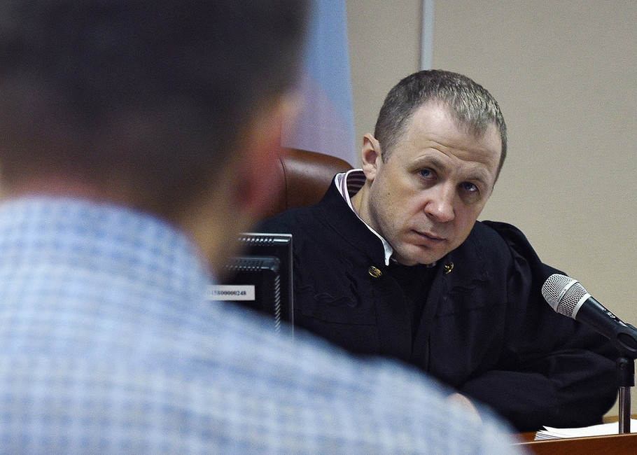 Алексей Навальный (слева) и судья Алексей Втюрин (справа) во время заседания Ленинского районного суда Кирова, 1 февраля 2017 года. Фото: Александр Миридонов / Коммерсант
