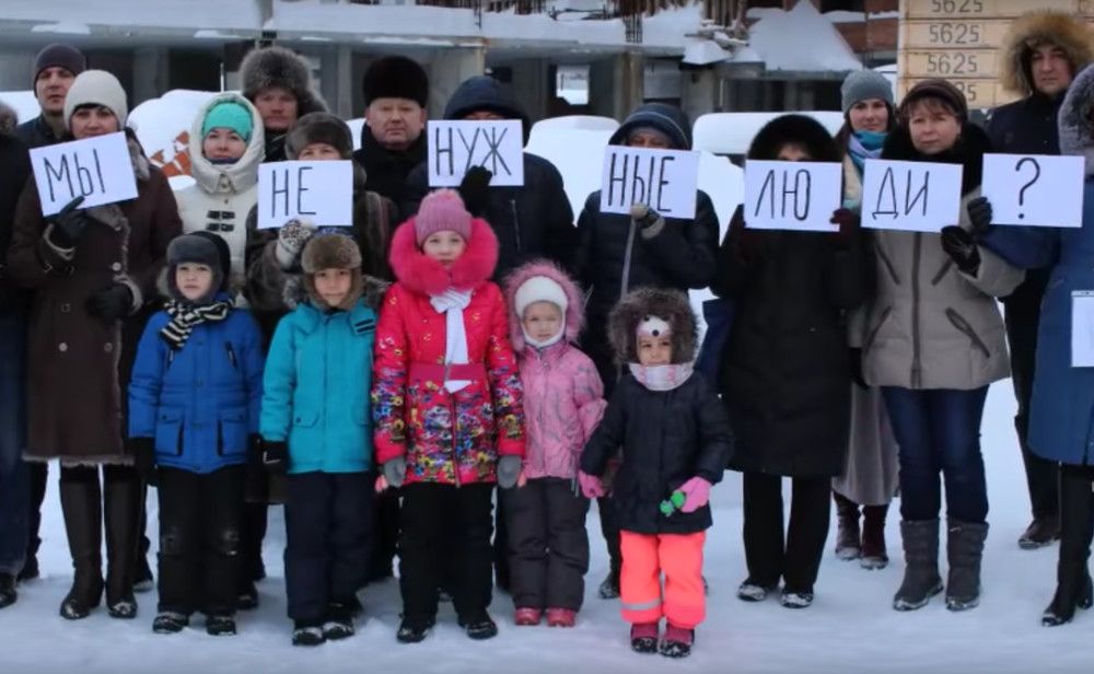 Дольщики недостроенного жилого комплекса «Юл Ай» в Уфе. Кадр: youtube