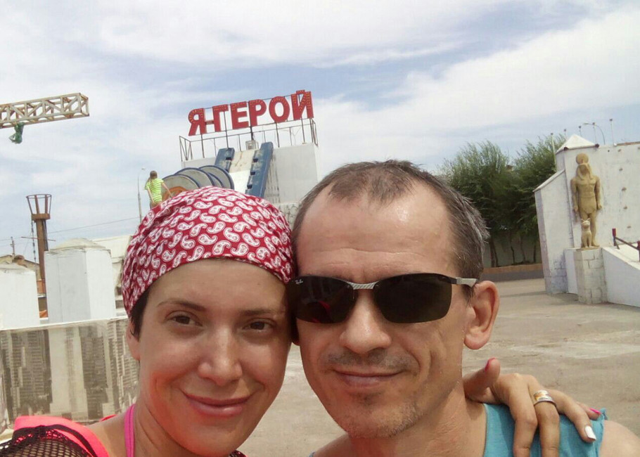Подполковник полиции Александр Левадный вместе со своей женой Кристиной Левадной. Фото: Вконтакте