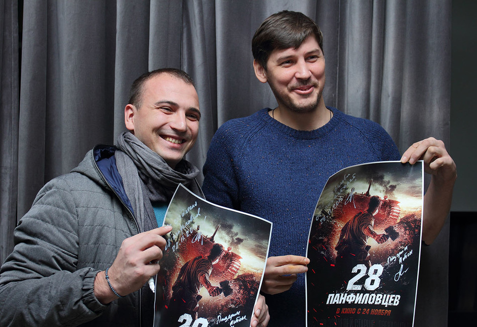 Актер Антон Падерин (справа) на встрече с режиссером и сценаристом фильма «28 панфиловцев» . Фото: Роман Рожков / Интерпресс / ТАСС