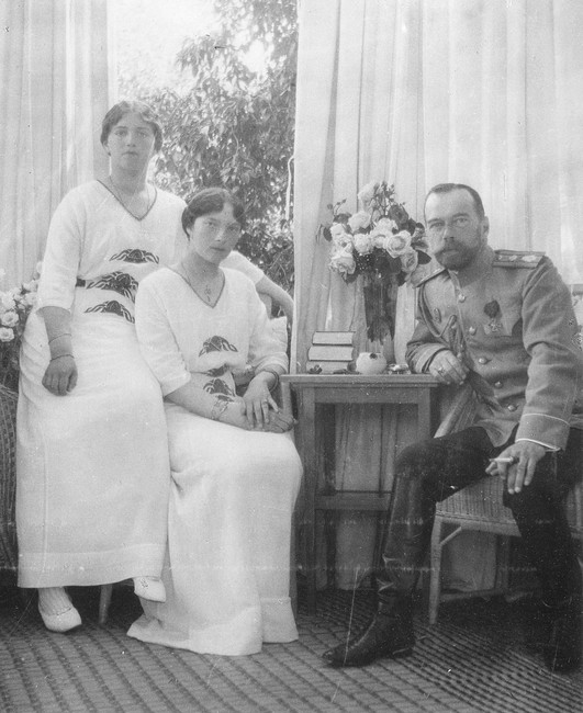 Николай II с дочерьми Татьяной и Марией в Царском селе, 1915 год.