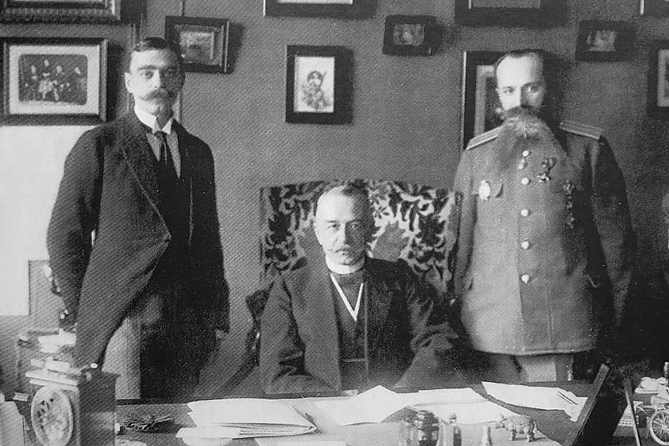 Министр внутренних дел Российской империи Александр Протопопов (в центре) в кабинете с двумя сотрудниками