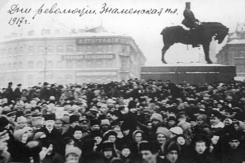 Знаменская площадь во время февральской революции. Фото: Wikimedia commons