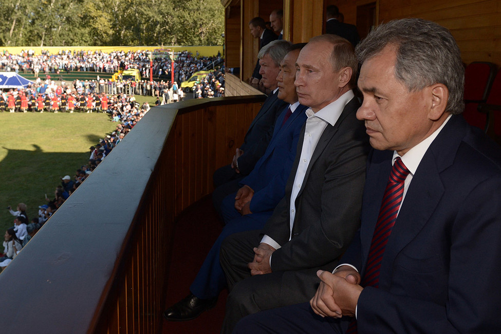 Министр обороны РФ Сергей Шойгу, президент РФ Владимир Путин и глава Тувы Шолбан Кара-оол (справа налево) на торжественном мероприятии, посвященном 100-летию вхождения Тывы в состав России. Фото: Алексей Никольский / ТАСС
