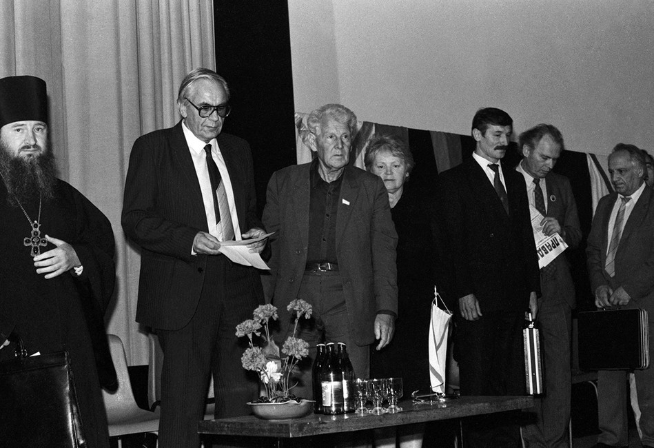 Игорь Шафаревич (второй слева), 1993 год. Фото: Сергей Микляев / Фотохроника ТАСС