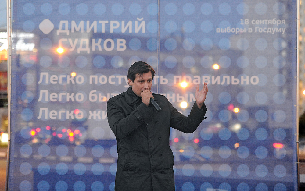 Дмитрий Гудков во время встречи с избирателями, 13 сентября 2016. Фото:
Антон Белицкий / Коммерсантъ