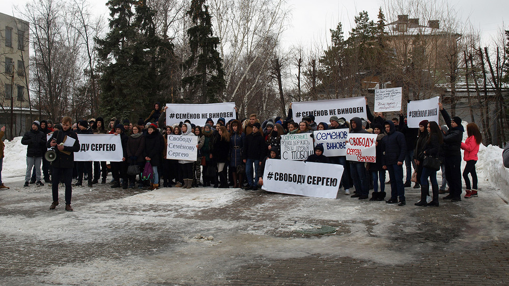 «Женщины больше способны на подлости». В Ульяновске прошел митинг в поддержку осужденного за изнасилование Шурыгиной