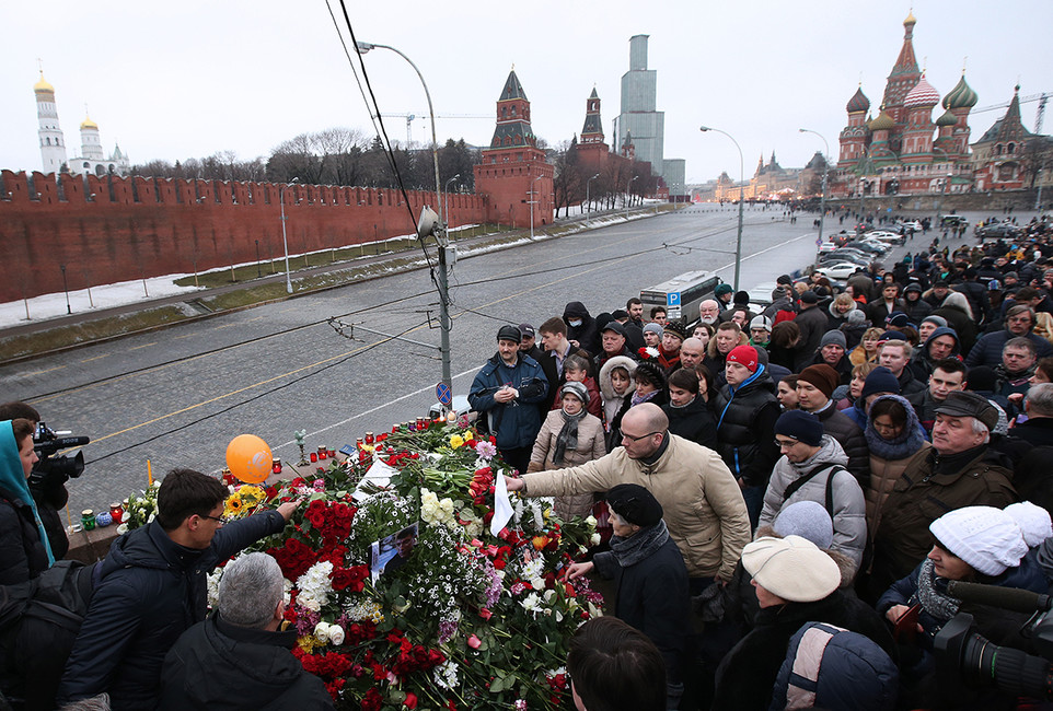 Мемориал на месте убийства Бориса Немцова на Большом Москворецком мосту на следующий день после его смерти, 28 февраля 2015. Фото: Вячеслав Прокофьев / ТАСС