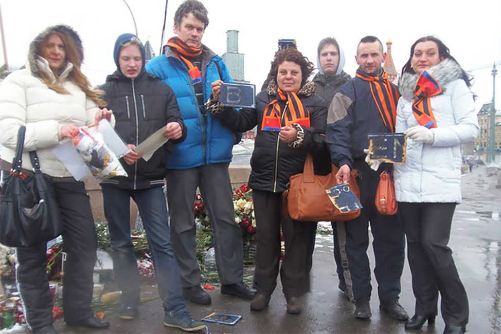 Активисты движения SERB на месте оскверненного ими мемориала на Большом Москворецком мосту. Фото: Вконтакте