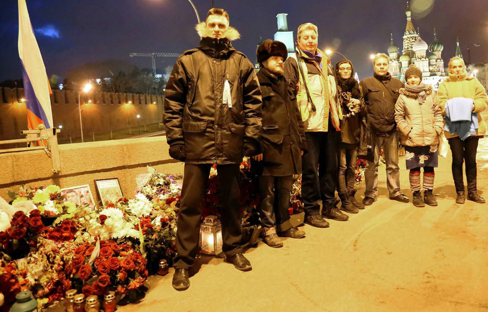 Активисты, охраняющие мемориал. Фото: nemtsov-most.org