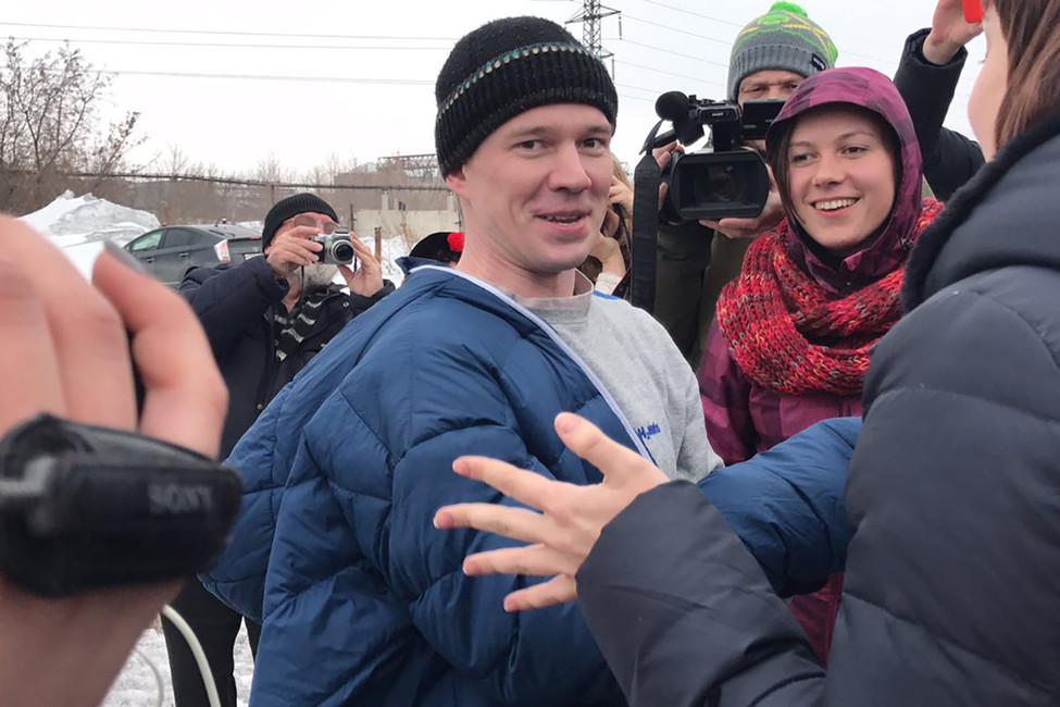 Активист Ильдар Дадин после освобождения из колонии № 5 в Алтайском городе Рубцовск. Фото: @sovkusomsahara