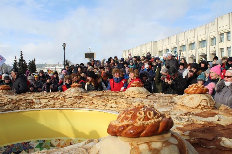 Cамый большой в мире блинный пирог, испеченный в Ярославле. Фото: progorod76.ru