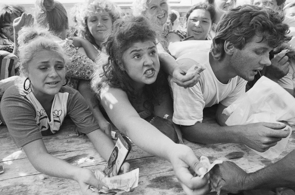 Покупатели в очереди за дефицитным товаром, 1989 год. Фото: Веленгурин Владимир/Фотохроника ТАСС