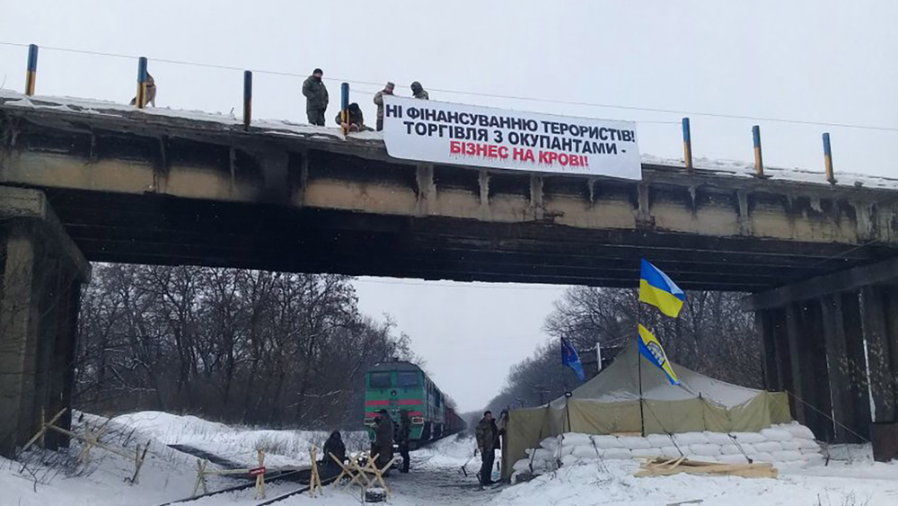 Блокада железнодорожных путей украинскими активистами. Источник: InfoKava.com