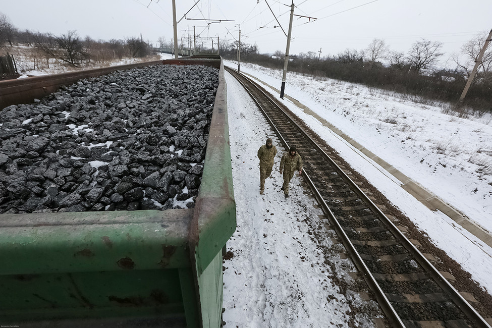 Блокада железнодорожных путей украинскими активистами, 27 февраля 2017. Фото: Константин Черникин / Reuters