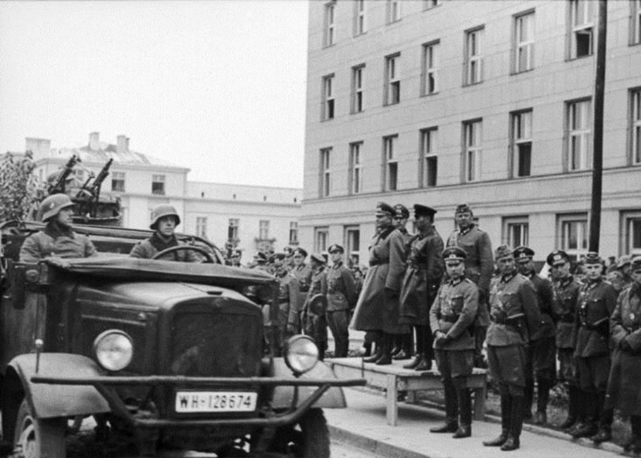 Совместный парад войск Красной армии и вермахта в Бресте. На трибуне — немецкий генерал Хайнц Гудериан и советский комбриг Семен Кривошеин, 1939 год