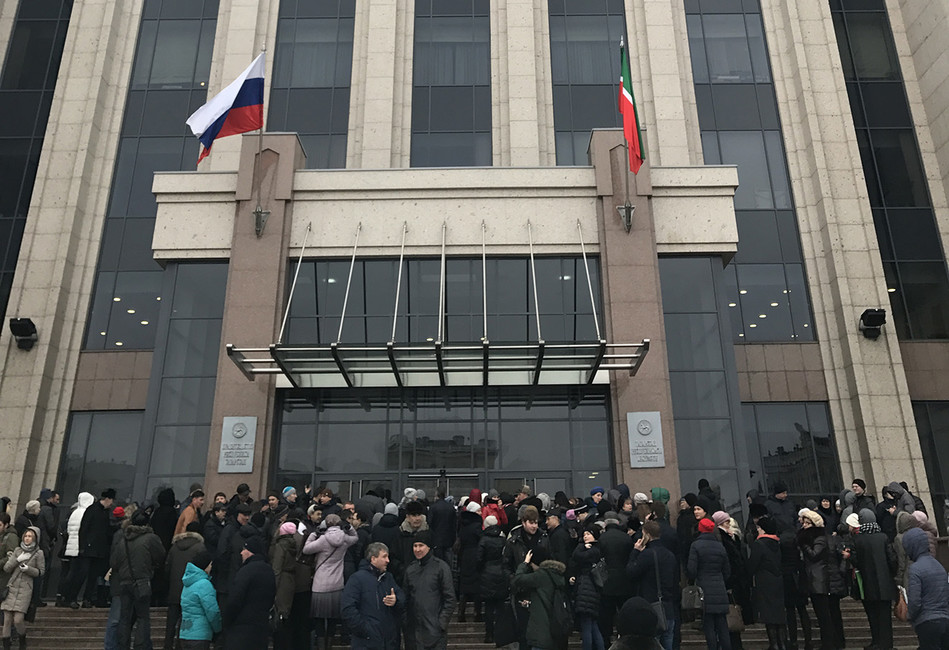 Вкладчики возле кабинета министров Татарстана. Фото: Эмиль Гараев