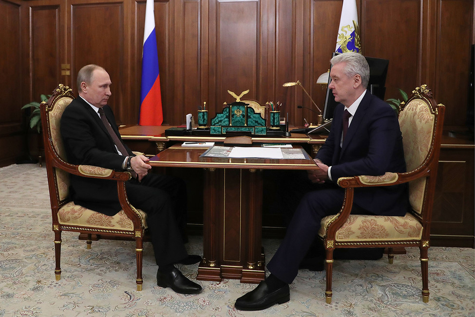 Президент Российской Федерации Владимир Путин и мэр Москвы Сергей Собянин (слева направо) во время встречи, на котрой прозвучал план программы сноса московских «хрущевок», 21 февраля 2017. Фото: Михаил Климентьев / ТАСС