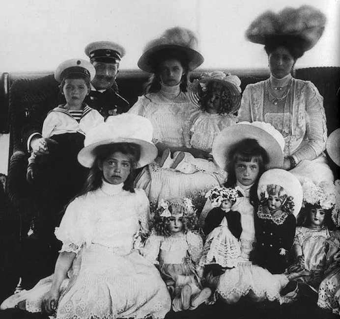 Великие княжны Ольга, Татьяна и Мария с куклами, 1911 год