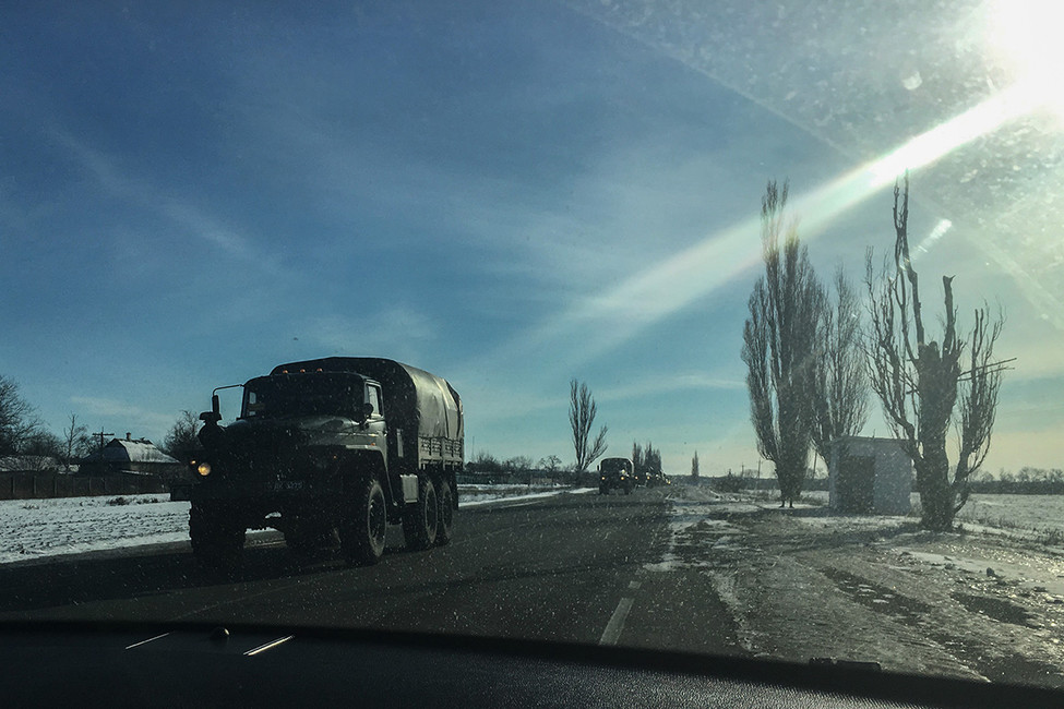 Колонна грузовиков с номерами ДК (Донецкий корпус — военные грузовики ДНР) идёт по трассе МАПП «Успенка» (граница с Российской Федерацией) — Донецк. 8 февраля 2017. Фото: Георгий Александров / ЦУР