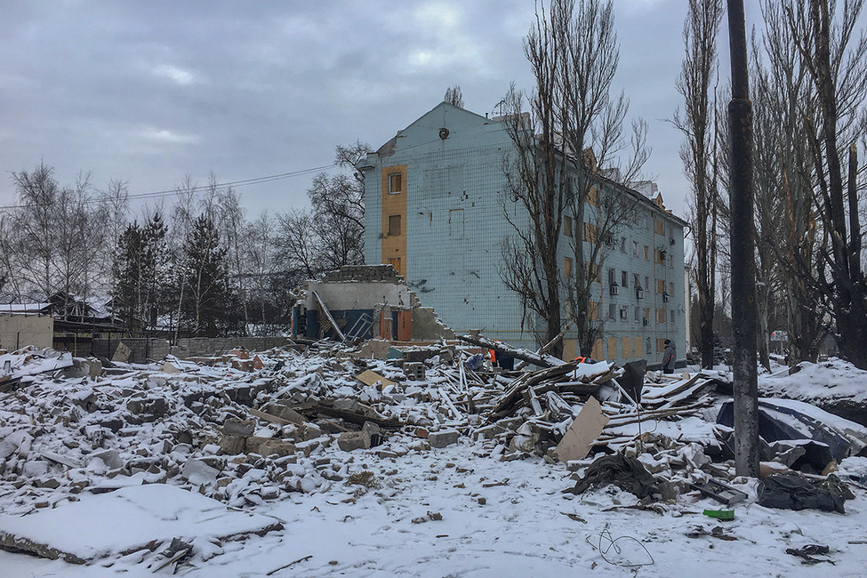 Развалины магазина, место предполагаемого обстрела в ночь со 2 на 3 февраля ВСУ Донецка (район в народе называется «Мотель», расположен у моста, связывающего Донецк с Макеевкой). Фото: Георгий Александров / ЦУР