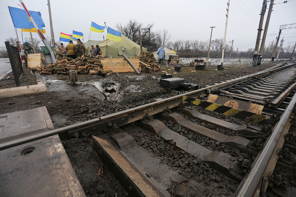 Блокада железнодорожных путей украинскими активистами, 23 февраля 2017. Фото: Алексей Филиппов / AFP