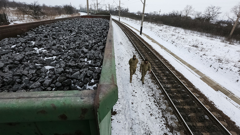 Загнанные в уголь. ЦУР — о том, как военный конфликт на Донбассе перерастает в экономическую войну