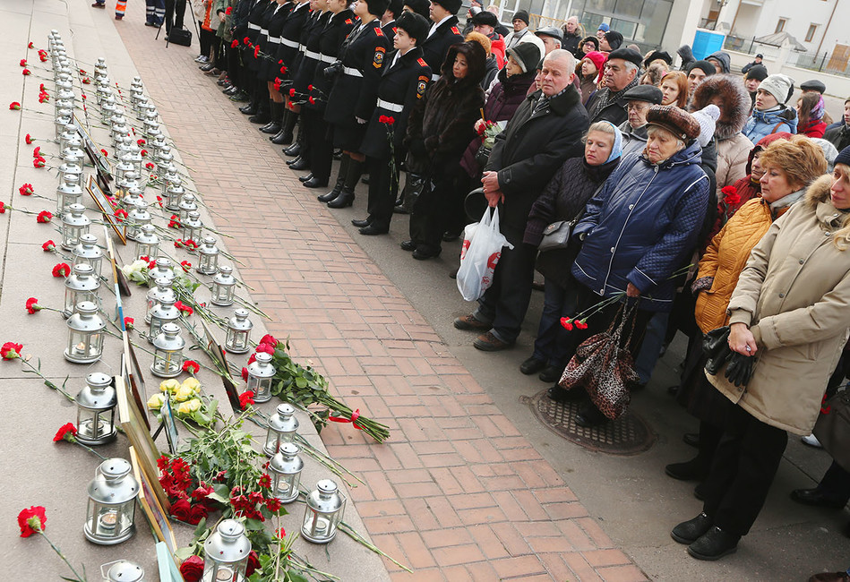 Во время акции памяти, посвященной 14-й годовщине трагических событий в Театральном центре на Дубровке. Фото: Дмитрий Серебряков / ТАСС