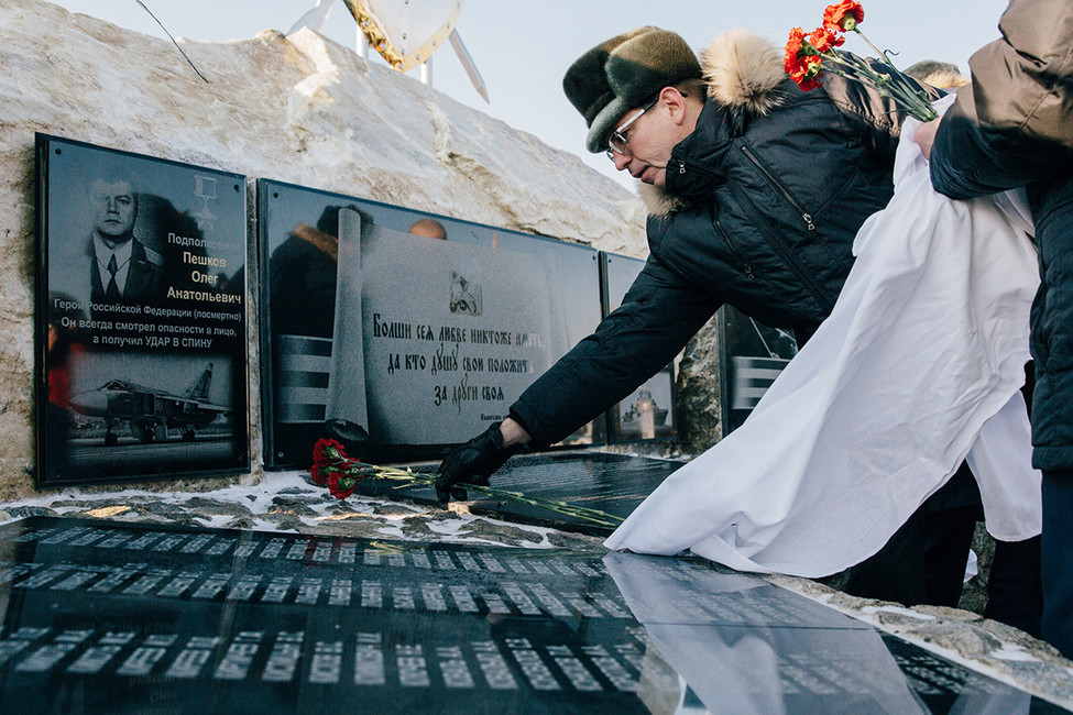 Мемориальная доска в память об Олеге Пешкове на памятнике воинской славы возле села Возжаевка Амурской области. Фото: Сергей Лазовский / ТАСС