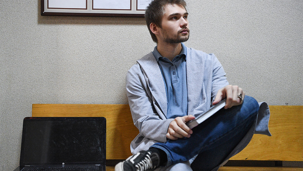 «Меня оскорбило, что он не поймал Иисуса». В Столице Урала продолжается суд над блогером Соколовским