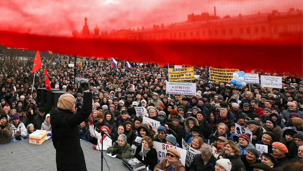 «Не закрывайте форточку в Европу»: в Петербурге прошел митинг «в защиту города»