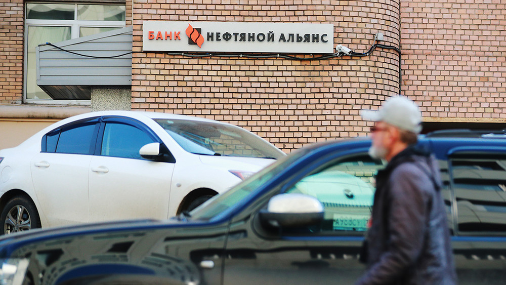 «Извините, в реестре вас нет». Почему клиенты банков, у которых отняли лицензию, не могут вернуть деньги
