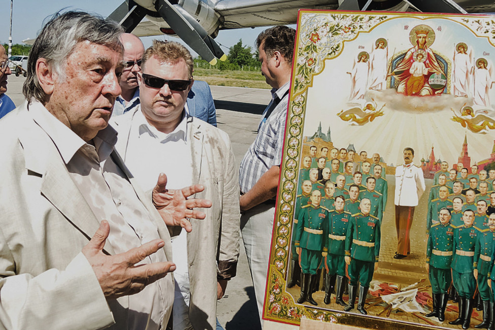 Писатель Александр Проханов рядом с иконой, на которой изображен Иосиф Сталин. Фото: saratovnews.ru