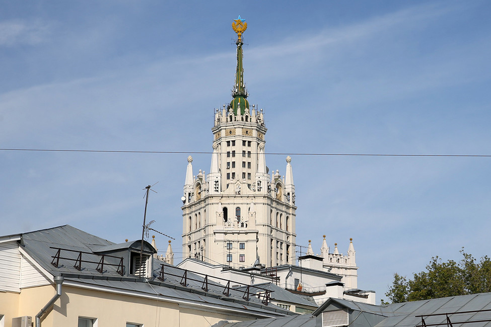 Звезда, раскрашенная в цвета флага Украины и флаг Украины, вывешенный на жилом доме на Котельнической набережной. Фото: Вячеслав Прокофьев / ИТАР-ТАСС