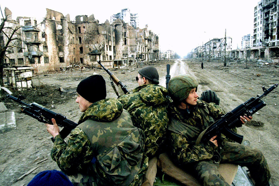 Российские военнослужащие на одной из улиц Грозного. Чечня, 1995 год. Фото: Reuters