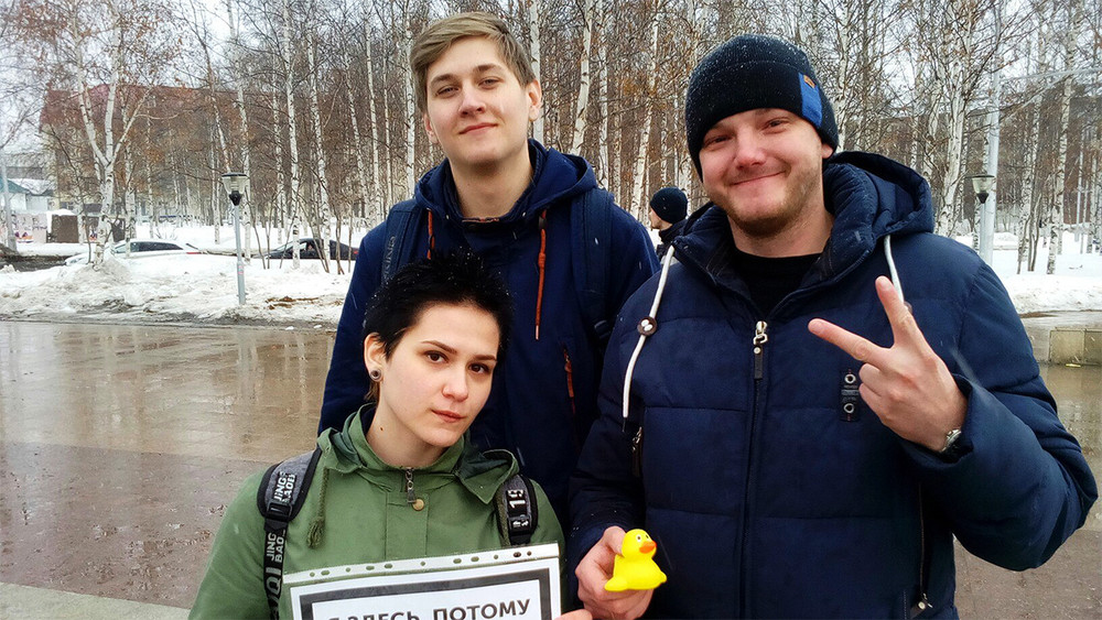Школьники Нижневартовска не захватили мэрию, зато рассказали полицейским о творчестве «Гражданской обороны»