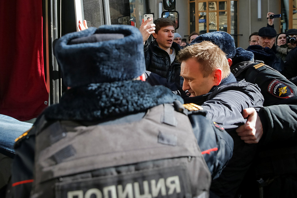 Задержание Алексея Навального во время акции протеста против коррупции. Москва, 26 марта 2017. Фото: Максим Шеметов / Reuters